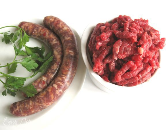 Приготовить фрикадельки. С колбасок снять оболочку. Я решила взять для рецепта говяжьи колбаски, в состав которых наряду с говядиной входил почечный жир, чеснок, лук, перец красный, перец чили, масло растительное.   
