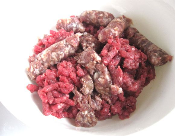 Перемешать колбаски и фарш. 