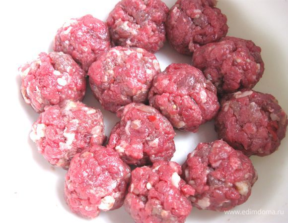 Из смеси сделать небольшие фрикадельки. 