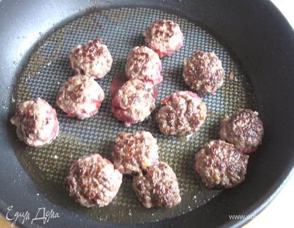 На сковороде разогреть оливковое масло, обжарить фрикадельки с двух сторон, убавить огонь, довести до готовности (примерно 5 минут), залить соусом, перемешать, прогреть.