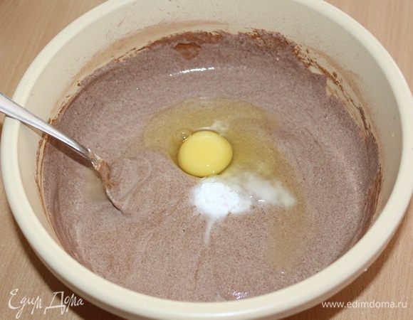 Смешиваем сметану с какао, коньяком и сахаром. Добавляем соду и яйцо, перемешиваем.