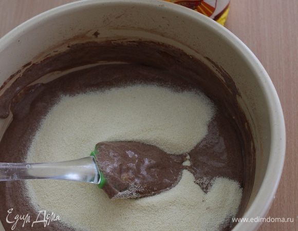Всыпаем манку ТМ «Националь», снова хорошо перемешиваем. Тесто должно быть, как густая сметана.