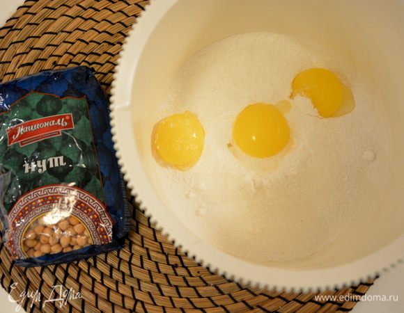 Желтки взбить с просеянной сахарной пудрой.