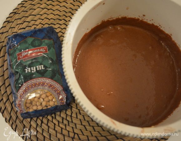 Добавить просеянную муку и какао. Перемешать.