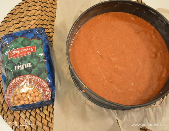 Добавить взбитые белки к нутовой массе и хорошо перемешать. Вылить тесто в смазанную маслом форму 18 см.