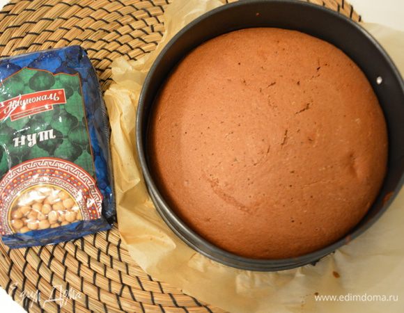 Выпекать при 180°С 35–45 минут. Нутовый бисквит печется дольше обычного. Готовый бисквит должен быть упругим и не оставлять следов при легком нажатии на него.