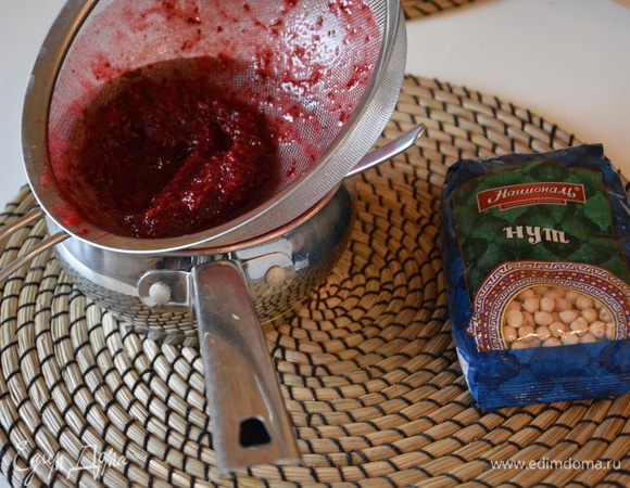 Клюкву можно брать замороженную. Клюкву измельчить в блендере с водой. Процедить, добавить сахар, быстрорастворимый желатин, перемешать.