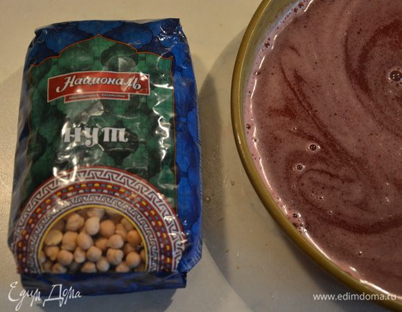 Поставить клюквенную смесь на плиту и подогреть до полного растворения желатина, не доводя до кипения. Вылить жидкое желе в силиконовую форму и полностью остудить. Нужна силиконовая форма, потому что потом нам это желе нужно будет из формы вынимать. 