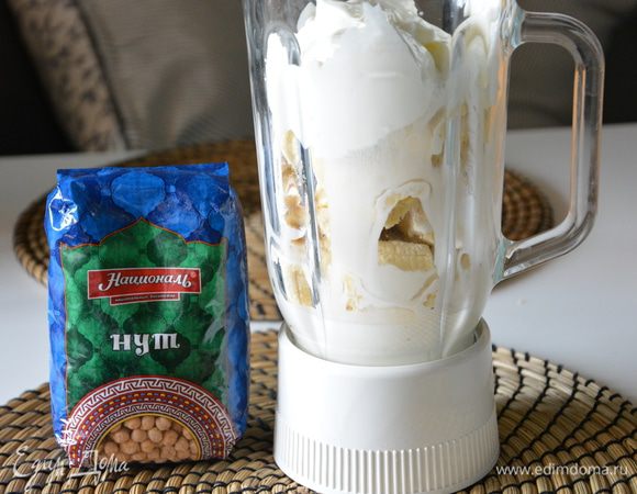 Бананы нужны перезревшие, потемневшие, они слаще. У меня вышло 440 г бананов без шкурки. В блендере взбить бананы, сливки, творог. Творог нужен мягкий, не зернистый. Я брала детский.