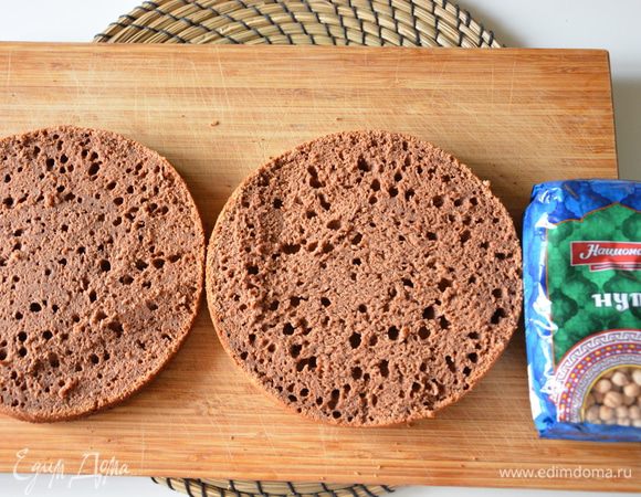 Разрезать нутовый бисквит пополам. Вот такой веселенький бисквит с дырочками получился :) Бисквит не крошится и не требует пропитки. 