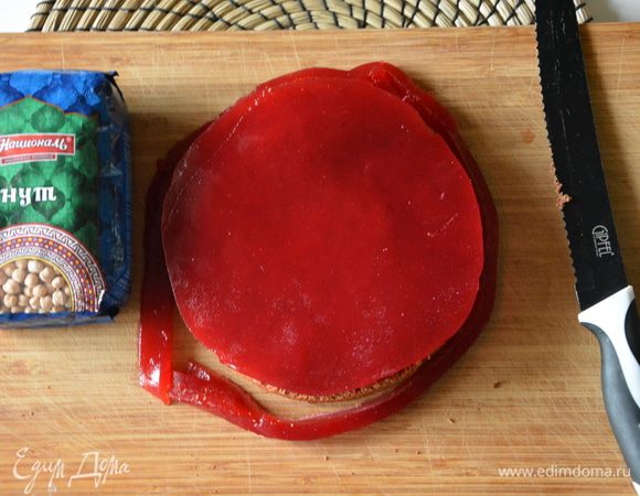 1 слой бисквита положить на желе, перевернуть все вместе на доску и аккуратно вынуть желе из формы прямо с бисквитом. Подровнять желе по форме бисквита. 