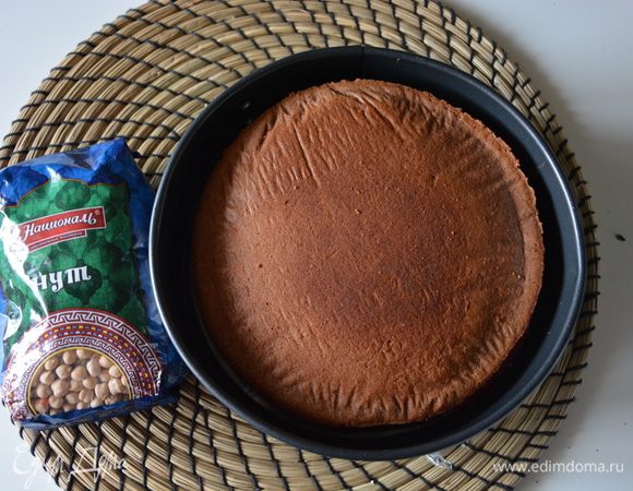 В разъемную форму 20 см выложить бисквит с желе, сверху положить второй бисквит.