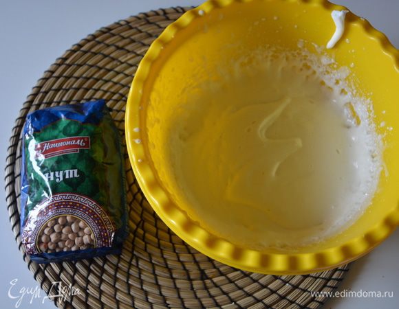 Взбить желатин с молоком миксером 5–7 минут.