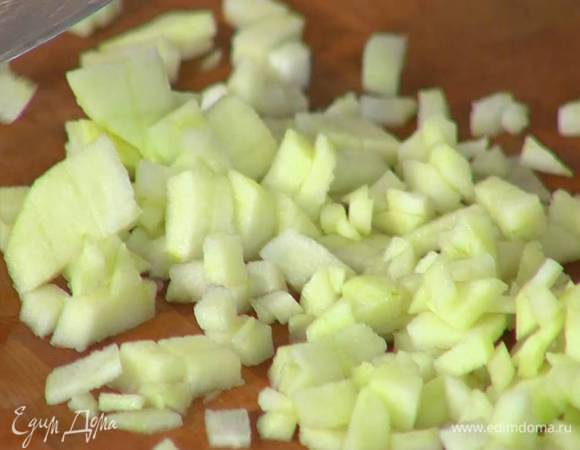 Яблоко очистить от кожуры и, удалив сердцевину, нарезать маленькими кубиками.