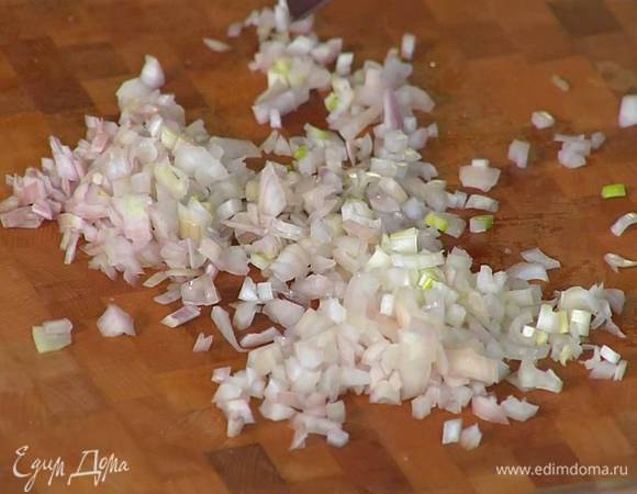Лук-шалот почистить и мелко порубить.