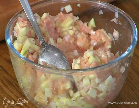 К куриному фаршу добавить измельченное яблоко и лук, все посолить, поперчить, перемешать и поставить в холодильник.