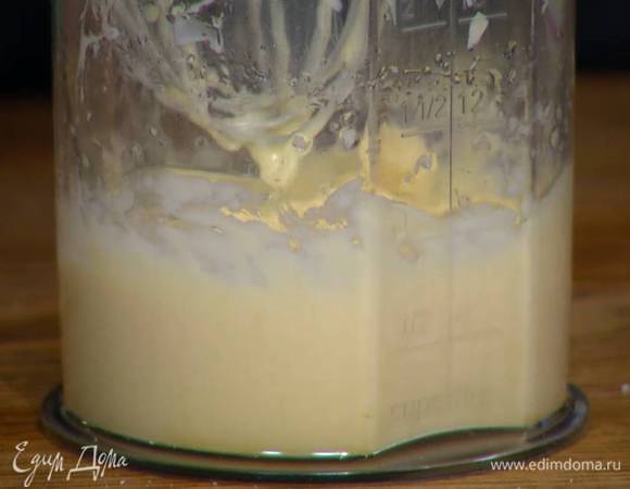 Приготовить майонез: желток соединить с горчицей, посолить, добавить 1 ст. ложку лимонного сока и, взбивая блендером с насадкой-венчиком, тонкой струйкой влить оливковое масло.