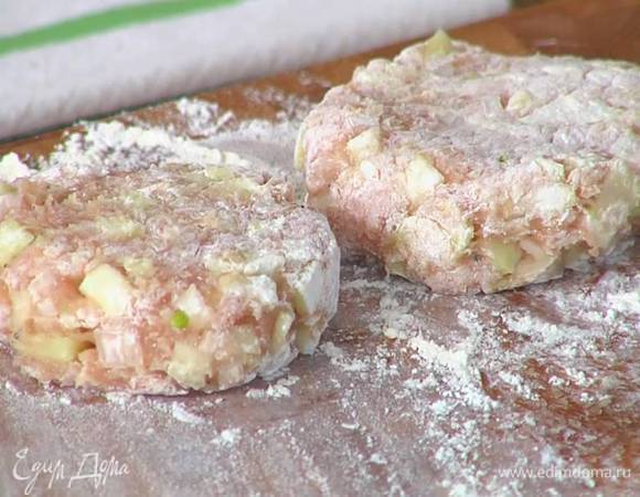 Рабочую поверхность посыпать мукой и сформировать из отдохнувшего фарша небольшие котлеты.