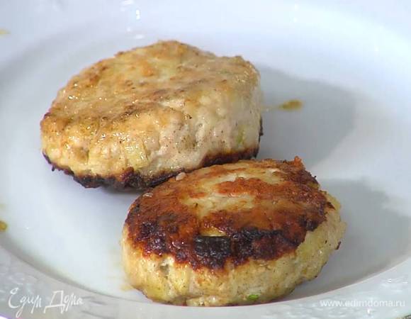 Разогреть в сковороде оливковое масло, обжарить котлеты с одной стороны до золотистой корочки, затем перевернуть, влить в сковороду 2 ст. ложки воды, накрыть ее крышкой и жарить котлеты до готовности.