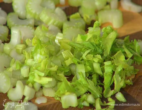 Сельдерей вместе с листиками тонко порезать.