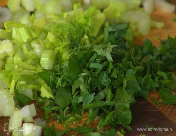 Петрушку мелко порезать.