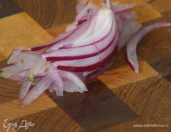 Красный лук почистить и нарезать очень тонкой соломкой.