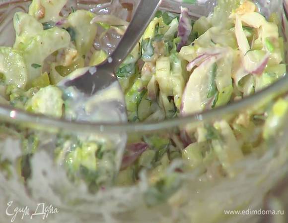 Приготовить салат: сельдерей, красный лук, грецкие орехи и петрушку выложить в глубокую посуду, посолить, поперчить, влить 1‒2 ч. ложки лимонного сока и заправить все майонезом.