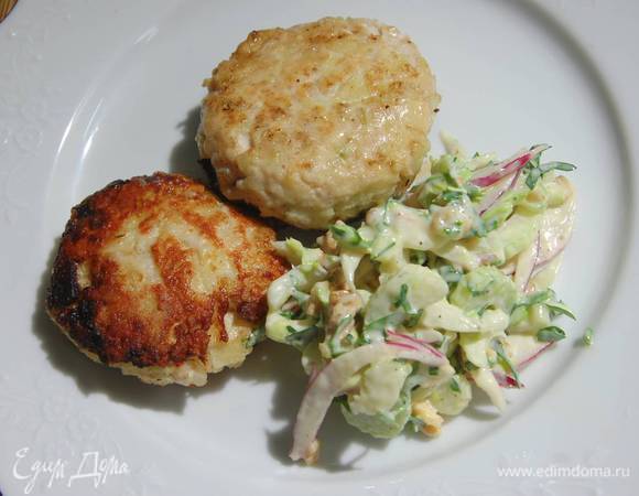 Готовые котлеты подавать с салатом.