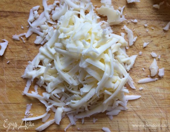 Сыр натрите на крупной терке.