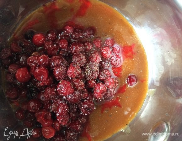 Сотейник поставьте на огонь, добавьте мясной бульон, тертый корень имбиря, клюкву, приправьте по вкусу солью, перцем и сахаром. Томите 5 минут на слабом огне. Добавьте рубленую петрушку, снимите с огня.