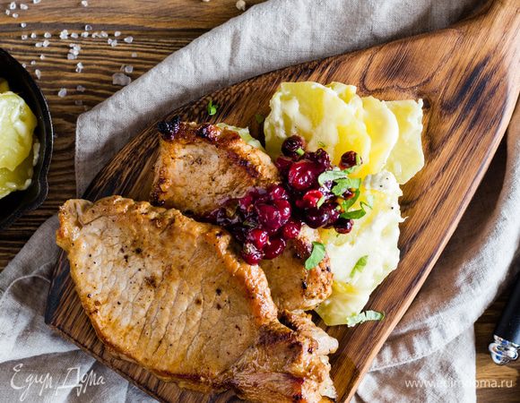 Пока соус готовится, раскалите сковороду. Налейте 2 ст. л. растительного масла. Выложите свинину (вместе с маринадом) и обжарьте с каждой стороны по 2 мин. Убавьте огонь до слабого и обжаривайте под крышкой еще по 2 мин. с каждой стороны. Выключите огонь и оставьте под крышкой на 5 минут, чтоб мясо отдохнуло.