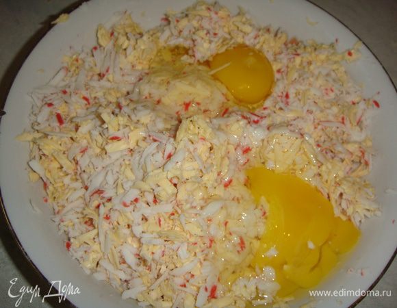 Посолить по вкусу, добавить яйца и тщательно все перемешать.
