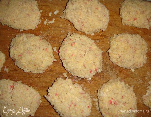 Обвалять их в панировочных сухарях.