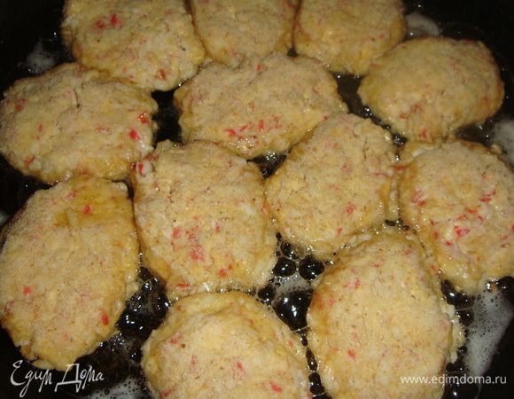 Сковороду нагреть, добавить подсолнечное масло. Обжариваем котлетки минуты 3 с одной стороны.