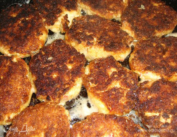 Переворачиваем и обжариваем с другой стороны.