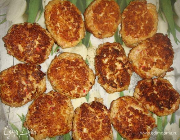 Готовые котлетки выложить на бумажное полотенце, чтобы убрать излишки масла.
