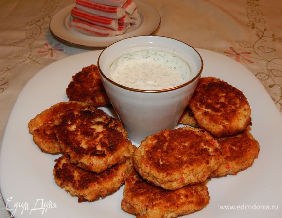 Для соуса чеснок и укроп мелко порезать, добавить в сметану, посолить и поперчить по вкусу. Вкусные котлетки готовы. Приятного аппетита ! 