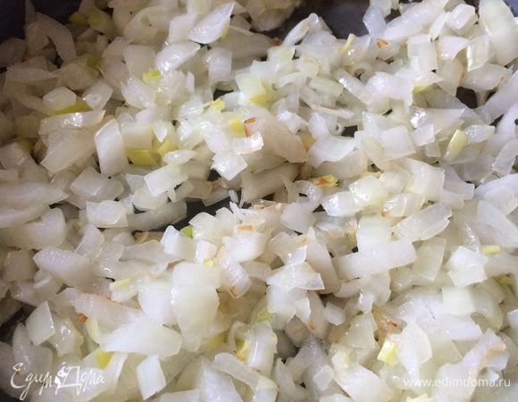 Розмарин измельчите. Томаты разрежьте на 4 части. Разогрейте в сковороде масло и обжарьте лук до золотистого цвета.