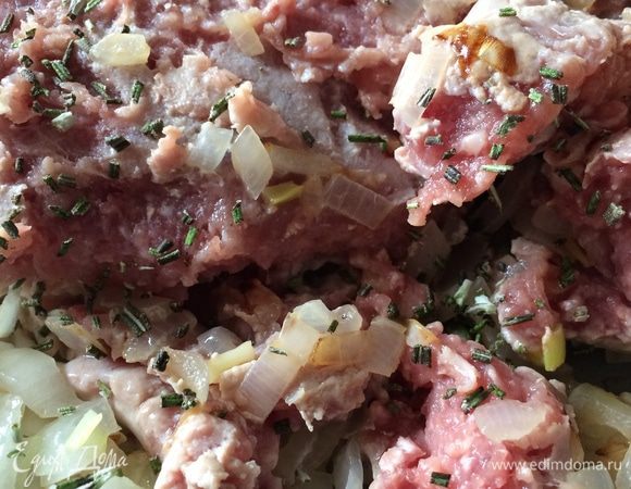 Добавьте к луку фарш и розмарин, обжаривайте разбивая лопаткой комочки фарша. 