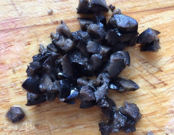 Оливки мелко нарежьте. 