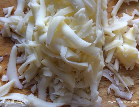 Сыр натрите на крупной терке. 