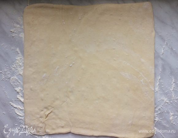 Присыпьте рабочую поверхность мукой и раскатайте тесто в пласт толщиной 3 мм.