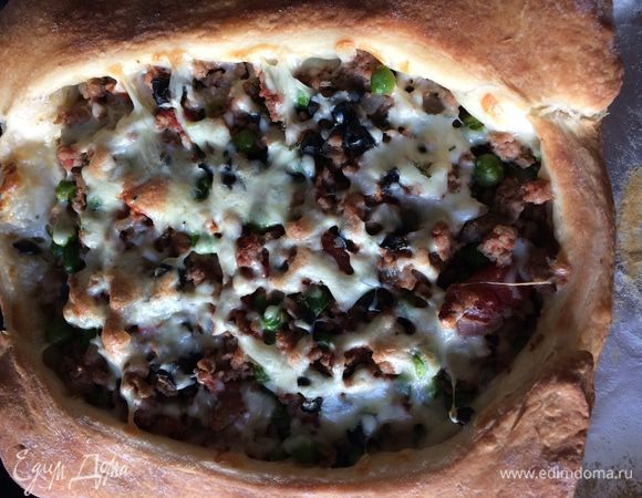 Достаньте форму из духовки. Пирог нарежьте порционно и подавайте. 