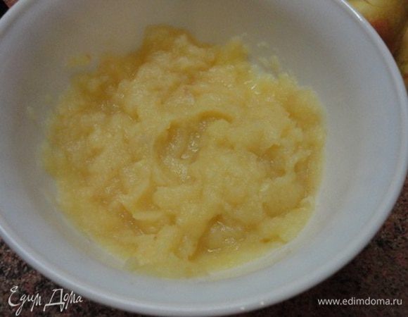 Яблочное пюре я готовила из свежих яблок. 250 г очищенных от кожицы и семян яблок нарезала небольшими кубиками, добавила 1 ст. ложку воды и проварила в микроволновке на полной мощности 3 минуты. Затем пюрировала и смешала с растительным маслом.
Еще 250 г также очищенных яблок натерла на крупной терке.