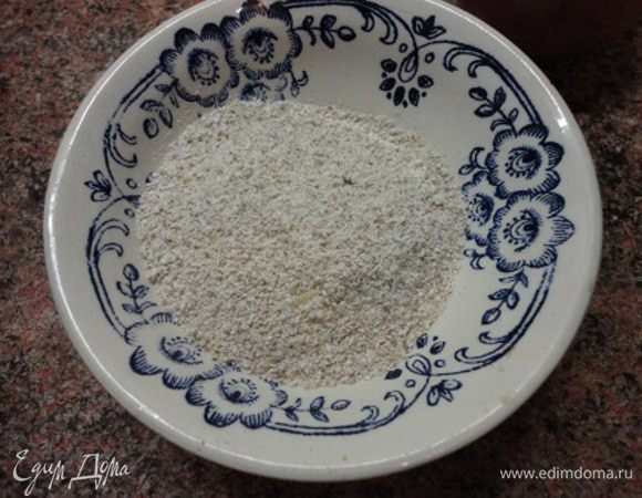Хлопья «4 злака» измельчаем в кофемолке.