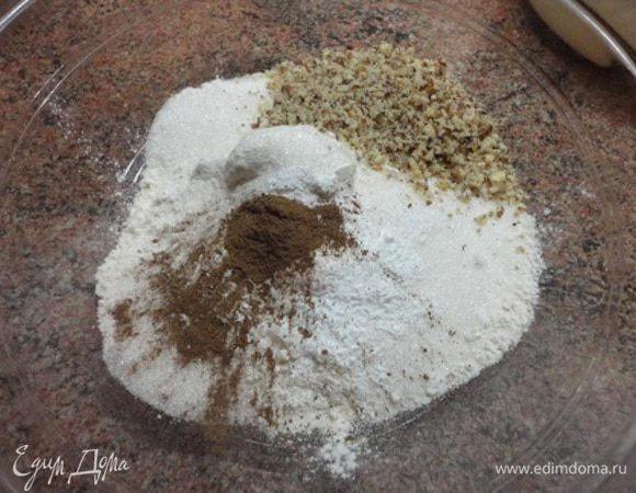 В глубокой посуде смешиваем все сухие ингредиенты: три вида муки, измельченные грецкие орехи, сахар (хотя, его можно было смешать с пюре), разрыхлитель и корицу.