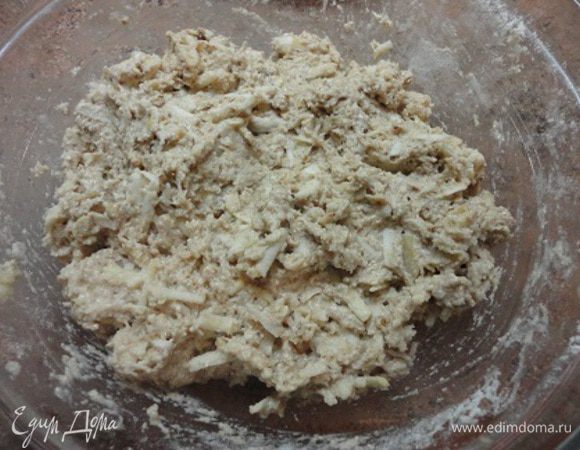 К сухим ингредиентам добавляем натертые яблоки и смесь пюре с растительным маслом. Получается вот такое тесто. Для выпечки кекса можно использовать круглую форму диаметром 23 см. Я выпекала в форме для кексов, но все тесто выкладывать я не рискнула, оставив место для подъема. Поэтому у меня получилось еще 5 маленьких кексиков.