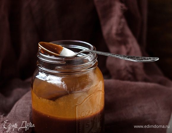 Снять карамель с огня, добавить соль (1–2 ч. л. по вкусу), перемешать и перелить в банку. Подавать охлажденной.
