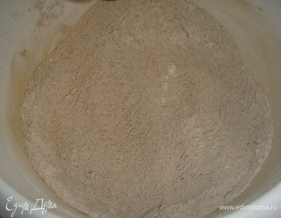 В чаше для взбивания смешать муку, разрыхлитель, сахар и какао.