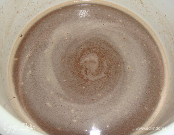 Молоко влить в кастрюльку, подогреть, добавить шоколад и мешать до растворения шоколада.